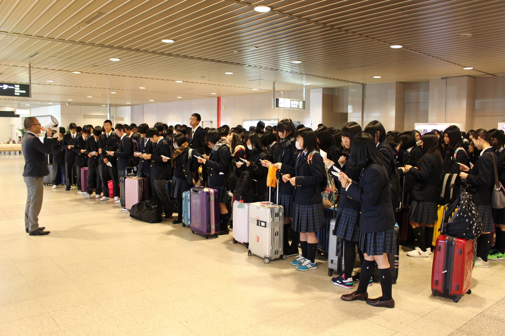 修学旅行第１隊 第１日目 １ 沖縄に到着 北海高等学校